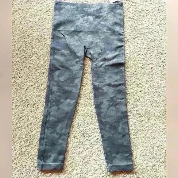 NWT SPANX CROPPED SAGE CAMO LEGGINGS. SIZE MEDIUM. - Picture 2 of 8